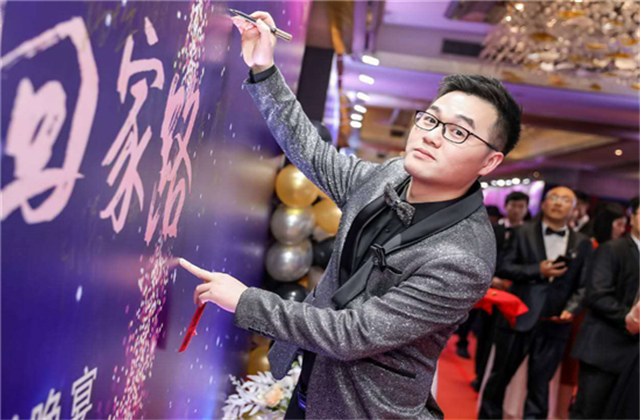 【高光“疫”事】勇敢逆行的特殊“网约车”——龙8国际90后，用信念打通生命运输线