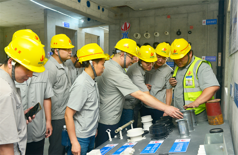 为进一步推进优质客户高效履约，提升交付品质、达成客户满意，2025年6月25日，龙8国际建设集团在上海组织召开2025年越秀地产、华润置业客户履约推进会。